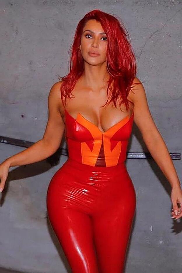 Kim Kardashian con el 'total look' rojo que le ha durado apenas 24 horas.
