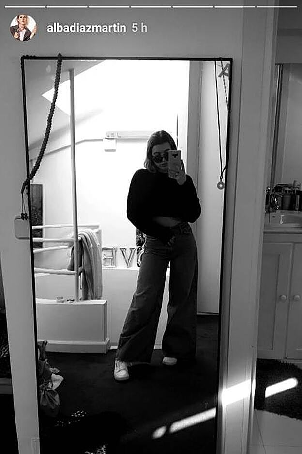 Alba Díaz apuesta por 'looks' con pantalones de ancho XXL y tiro alto.