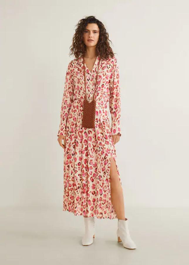 Falda midi estampada en tonos rosas, 39,99 euros.