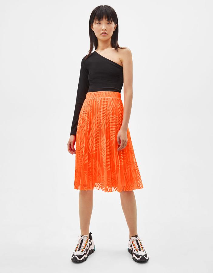 Falda midi plisada en color naranja, 19,99 euros.
