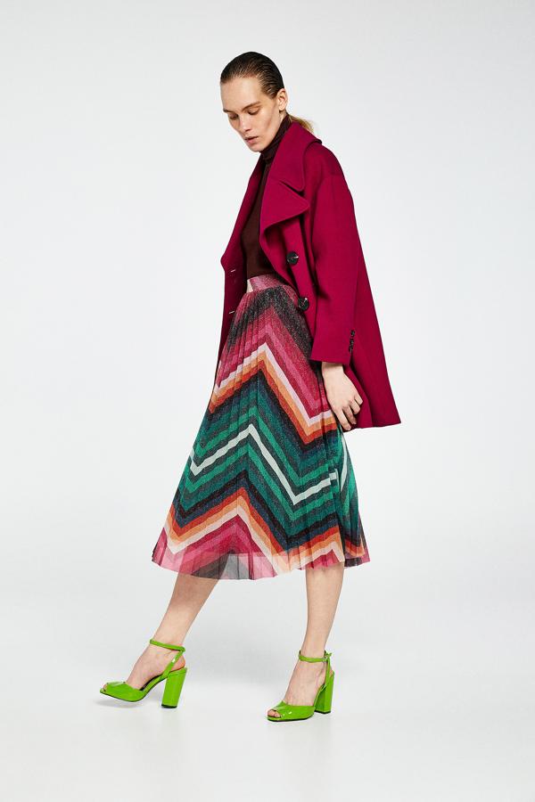 Las faldas son la prenda estrella de la colección y esta es de las más especiales. Plisada, con brillo y un estampado geométrico multicolor irersistible. Cuesta 29,99 euros.