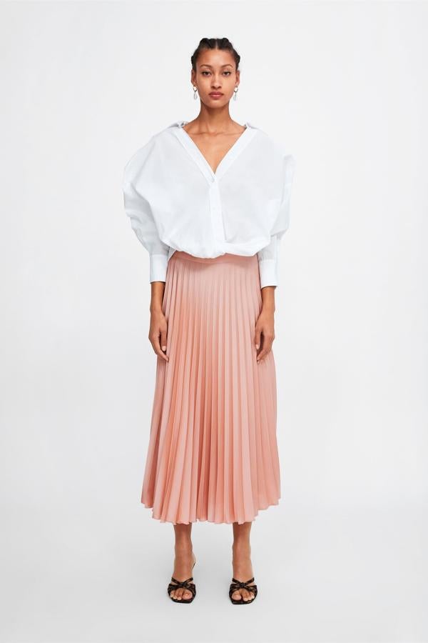 Su largo por encima del tobillo harán que tus piernas parezcan más largas y, además, el acabado plisado dará movimiento a tu silueta. Esta de Zara cuesta 25.95 euros.