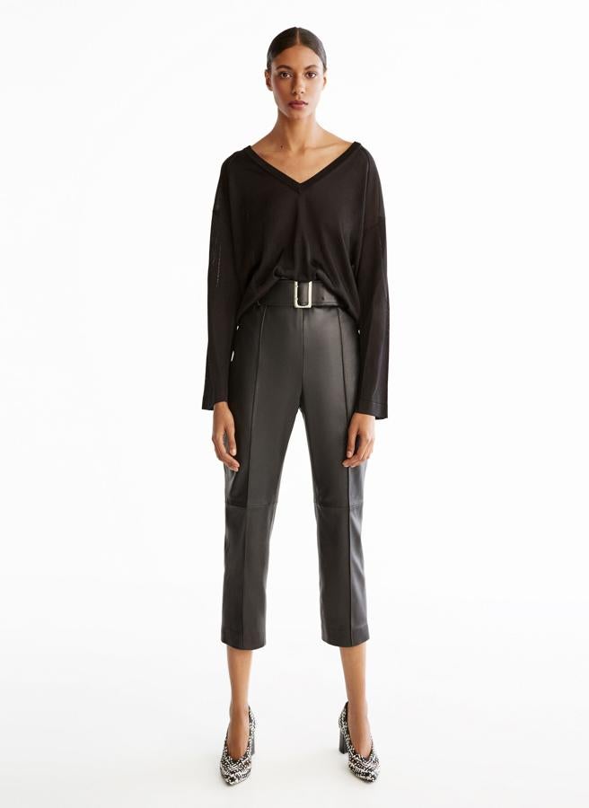 Los escotes en pico, como el de este jersey de Uterqüe, estilizan el torso y hacen que tu cuello (y tu cuerpo) parezcan más largos.