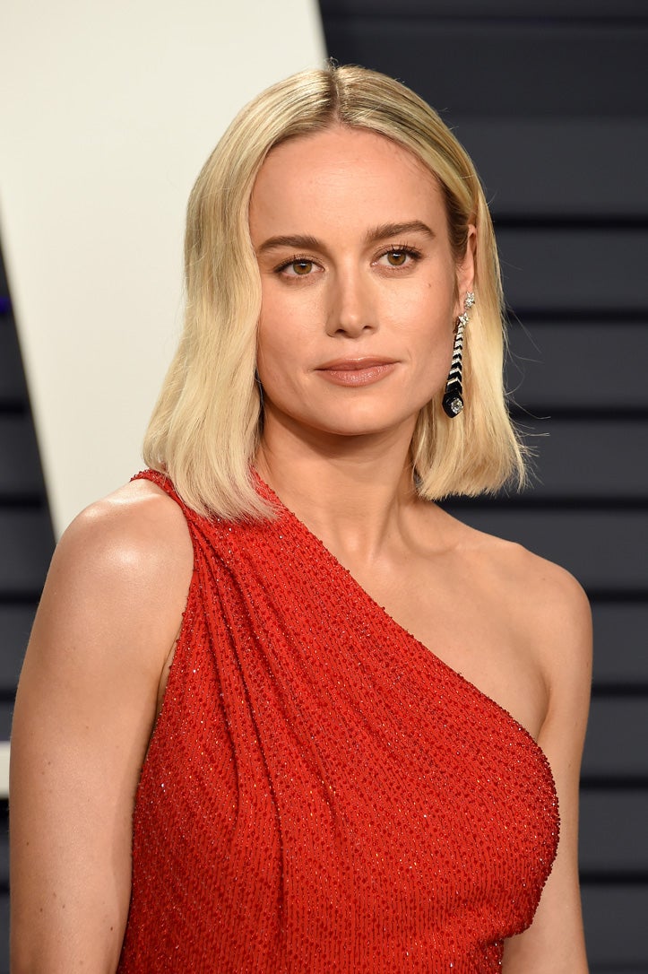 Creemos que este maquillaje de Brie Larson es el que más funciona con el estilo beauty de María Pombo. Labios en tono nude con un poco de brillo, sombra de ojos mate del mismo tono y un ligero toque de máscara de pestañas. Un make up que defiende con nota la belleza natural.