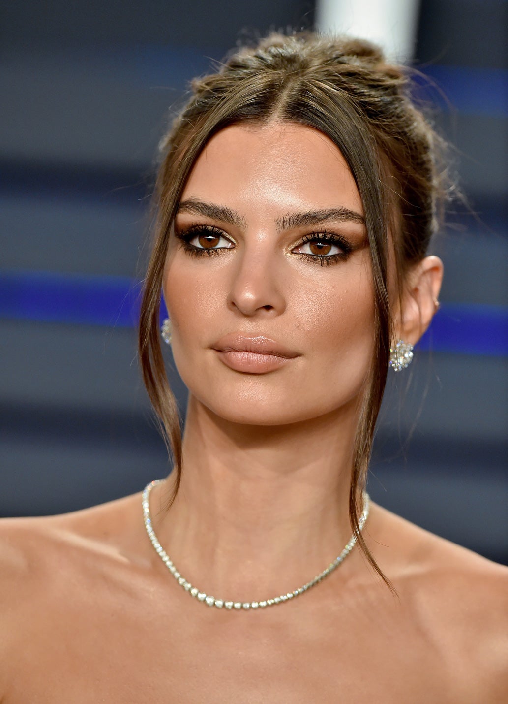 Aunque han sido pocas las veces que María Pombo se ha atrevido a marcar su mirada, las veces que lo ha hecho ha arrasado en Instagram. Este maquillaje casi felino y perfectamente iluminado de Emily Ratajkowski, sería ideal para deslumbrar a todos los invitados.