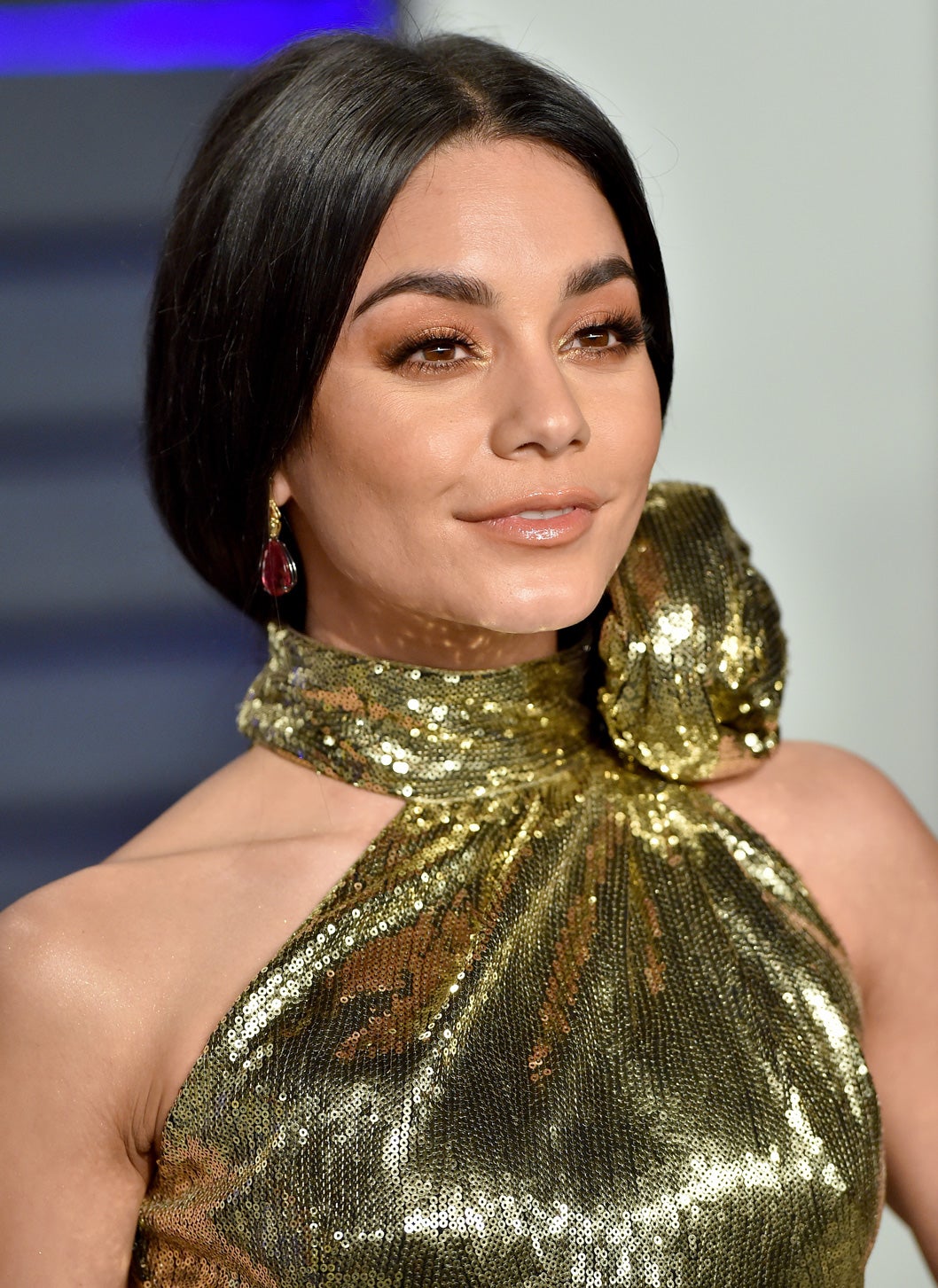 Vanessa Hudgens lleva pestañas XXL, sombra de ojos dorada con mucho brilli brilli, piel lisa y pulida, labios voluminizados y cejas definidas. Un paso más atrevido pero igualmente natural. ¿Se atrevería María Pombo?