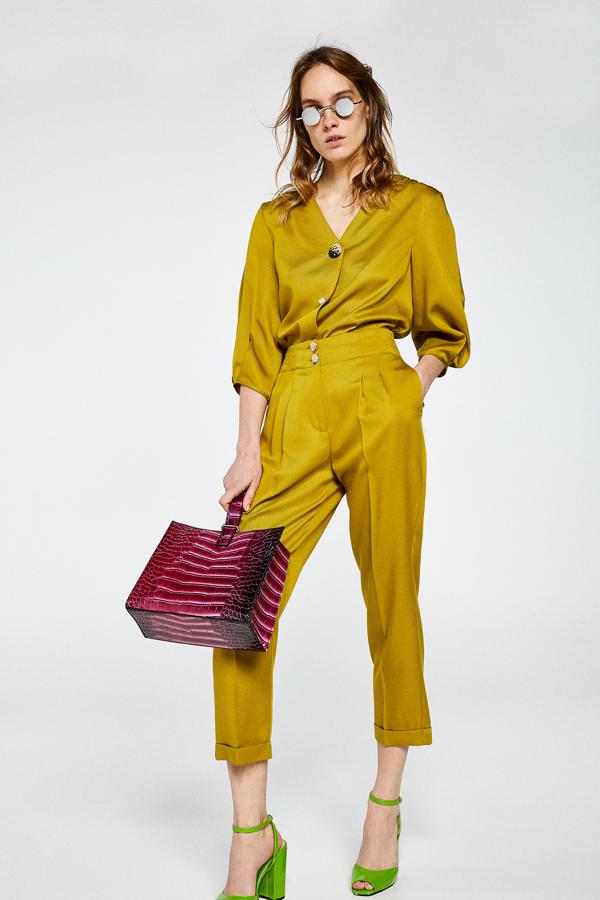 Una prenda versátil que igual puedes llevar de día para un estilismo de oficina (como el de la foto) o de noche con un top lencero. Su precio es 29,99 euros.