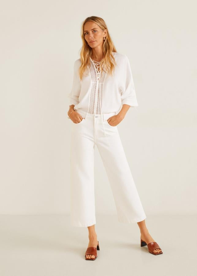 Acampanados y por encima del tobillo, si son blancos, como estos de Mango (29.99 euros), mejor que mejor.