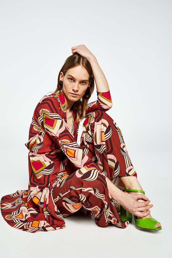 Este estampado setentero nos llamó la atención nada más verlo.  Ya te hablamos de los pantalones , que además te hacen paracer más alta. Ahora le toca el turno al vestido, que tiene un precio de 49,99 euros.