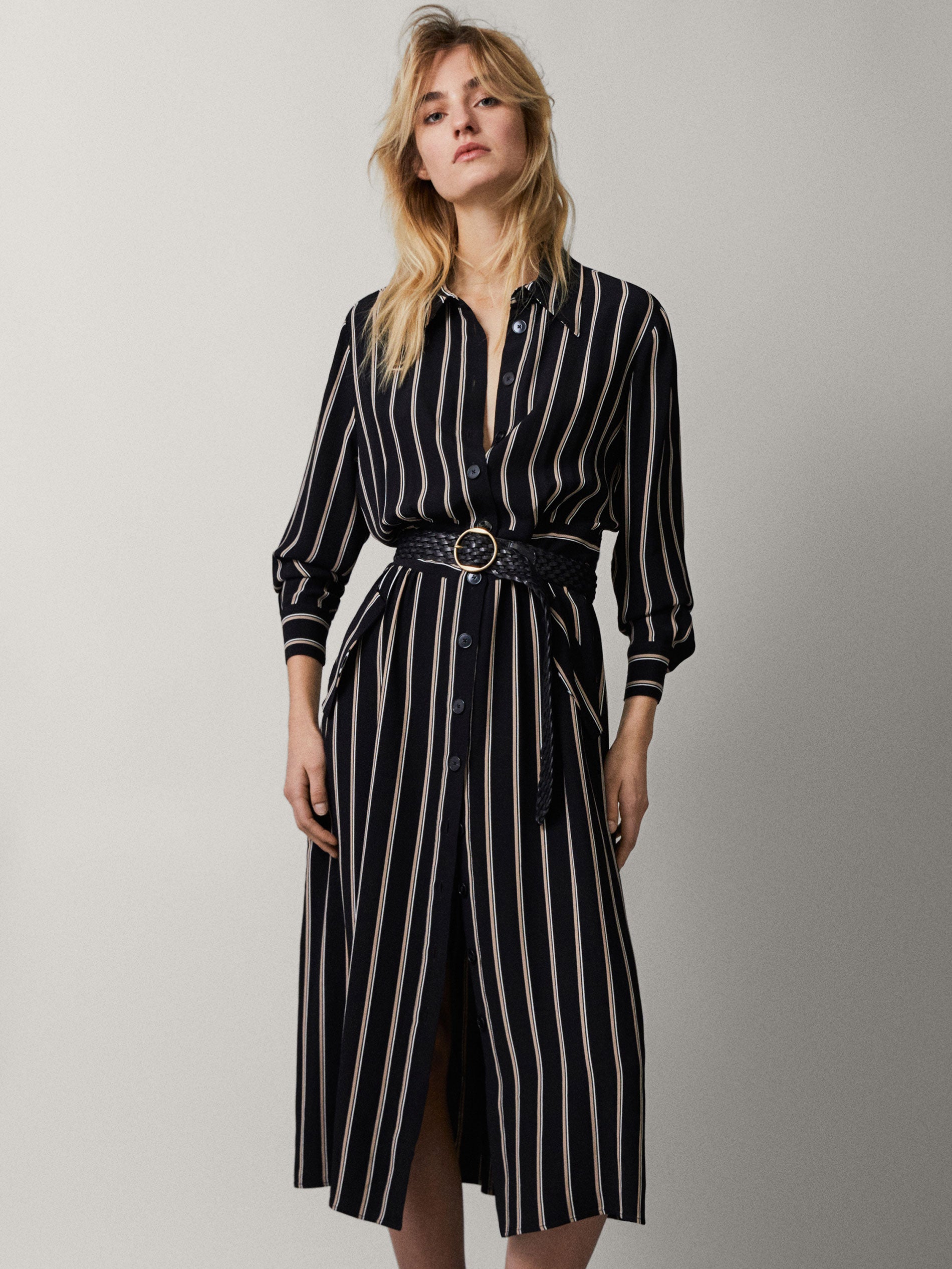 Este vestido camisero de Massimo Dutti (99 euros), además del efecto alargador de las rayas, tiene una abertura en la falda con el que conseguirás unas piernas de infarto.