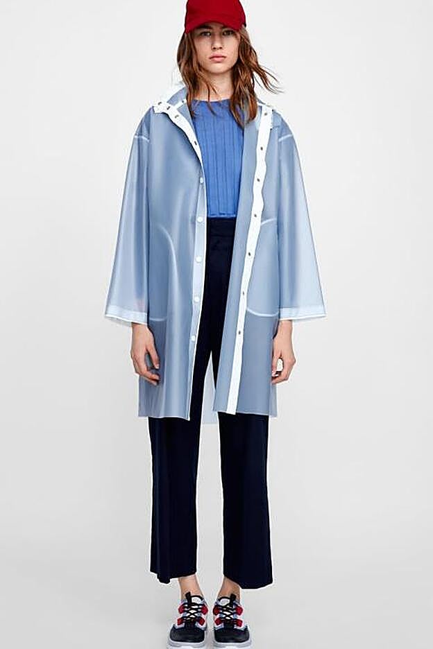 Chubasquero semitransparente color azul de Zara.