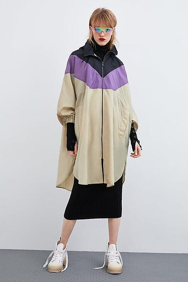 Chubasquero estilo capa de Zara.