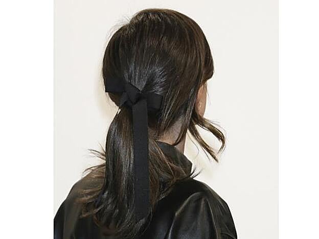 Así es la coleta de la Reina vista por detrás.