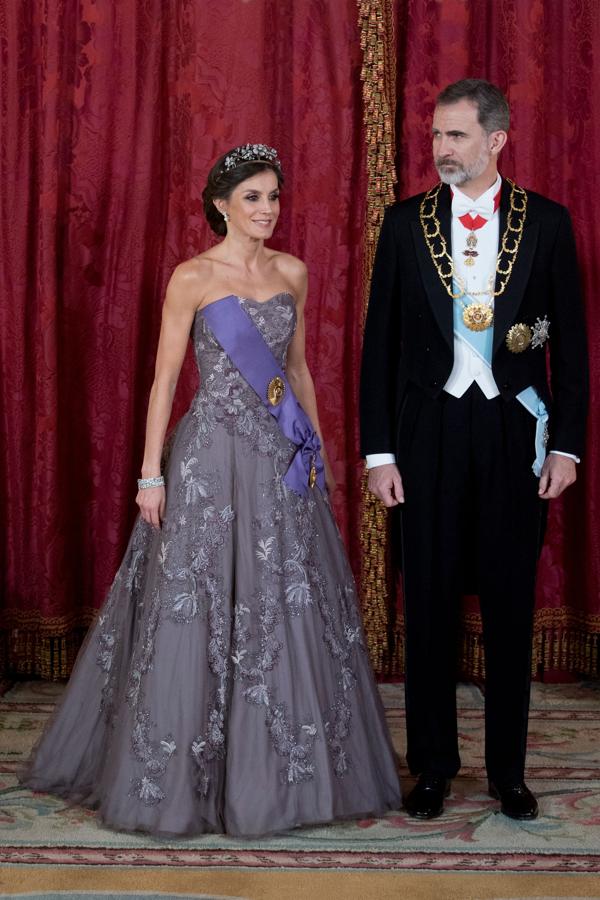 Los Reyes han ejercido de perfectos anfitriones del presidente de Perú y la primera dama del país, y doña Letizia ha hecho gala de su elegancia con un imponente vestido de silueta princesa y escote palabra de honor de Felipe Varela.