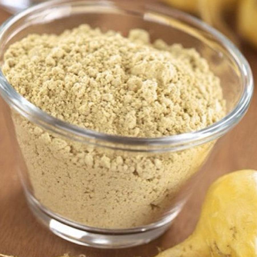 La maca es una raíz que proviene de Perú. Ayuda a  paliar el estrés y el cansancio , estimula la fertilidad y potencia la líbido. Además es  rica en aminoácidos, vitaminas y minerales como el calcio, el magnesio y el potasio.  Se puede tomar tanto en polvo como en bebidas energéticas, cocer en agua o leche y mezclar con otros alimentos.