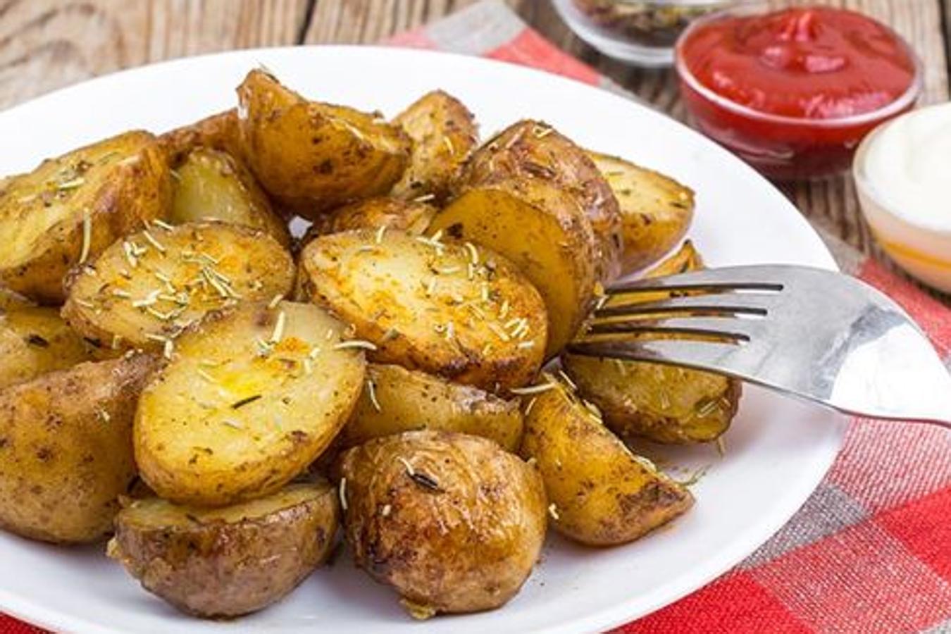 Cuando haces ejercicio, los dos principales minerales que se pierden con el sudor son el  sodio y el potasio . Para ello, la patata al horno es el alimento perfecto para reponer el potasio perdido después del entrenamiento. Además, es rico en carbohidratos.