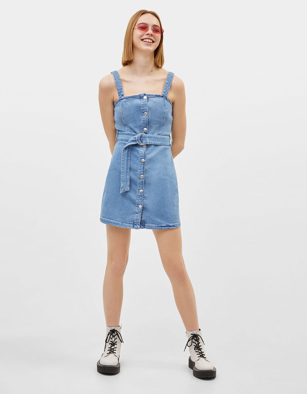 Vestido denim de Bershka con cinturón y botones. (25,99 euros). Presume de curvas con el tejido que adelgaza.