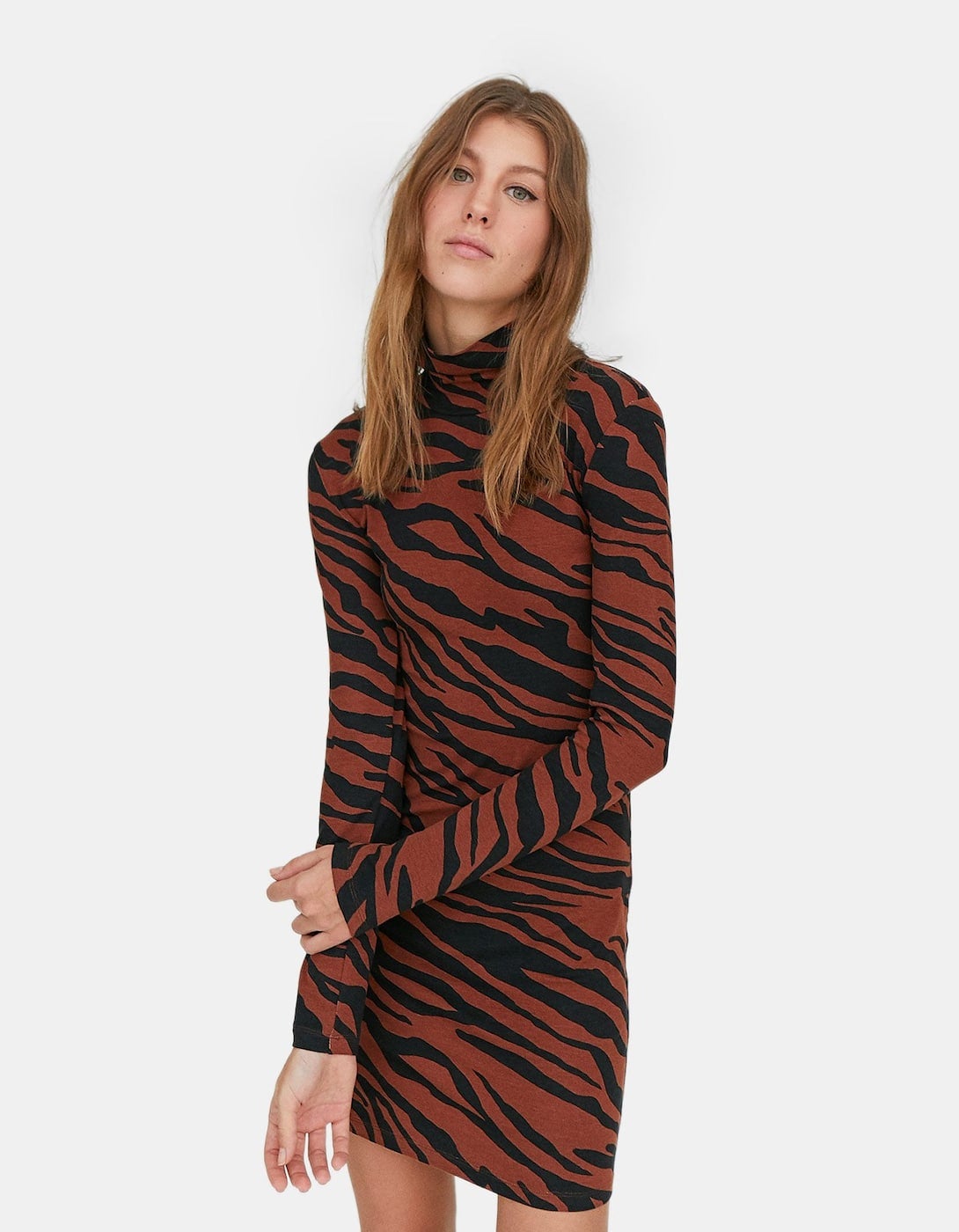 El estampado de cebra llegó para quitarle el trono al leopardo y hemos de decir que funciona. Este vestido mini de manga larga soluciona cualquier look. De Stradivarius. (17,99 euros).