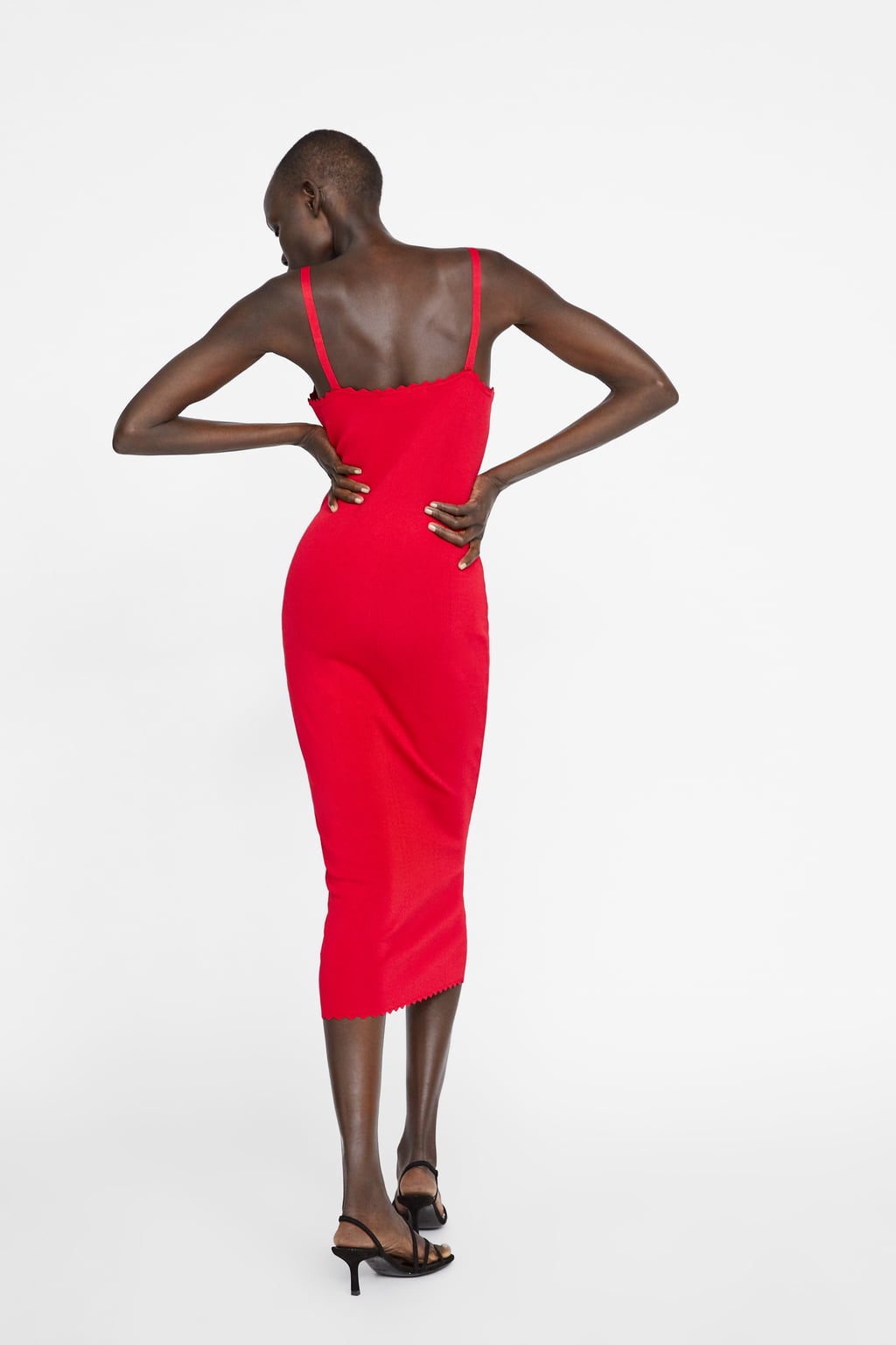 El rojo es uno de los colores más sexis y explosivos a la hora de vestir. Con este vestido midi de Zara estarás perfecta para las ocasiones más especiales. (29,95 euros).