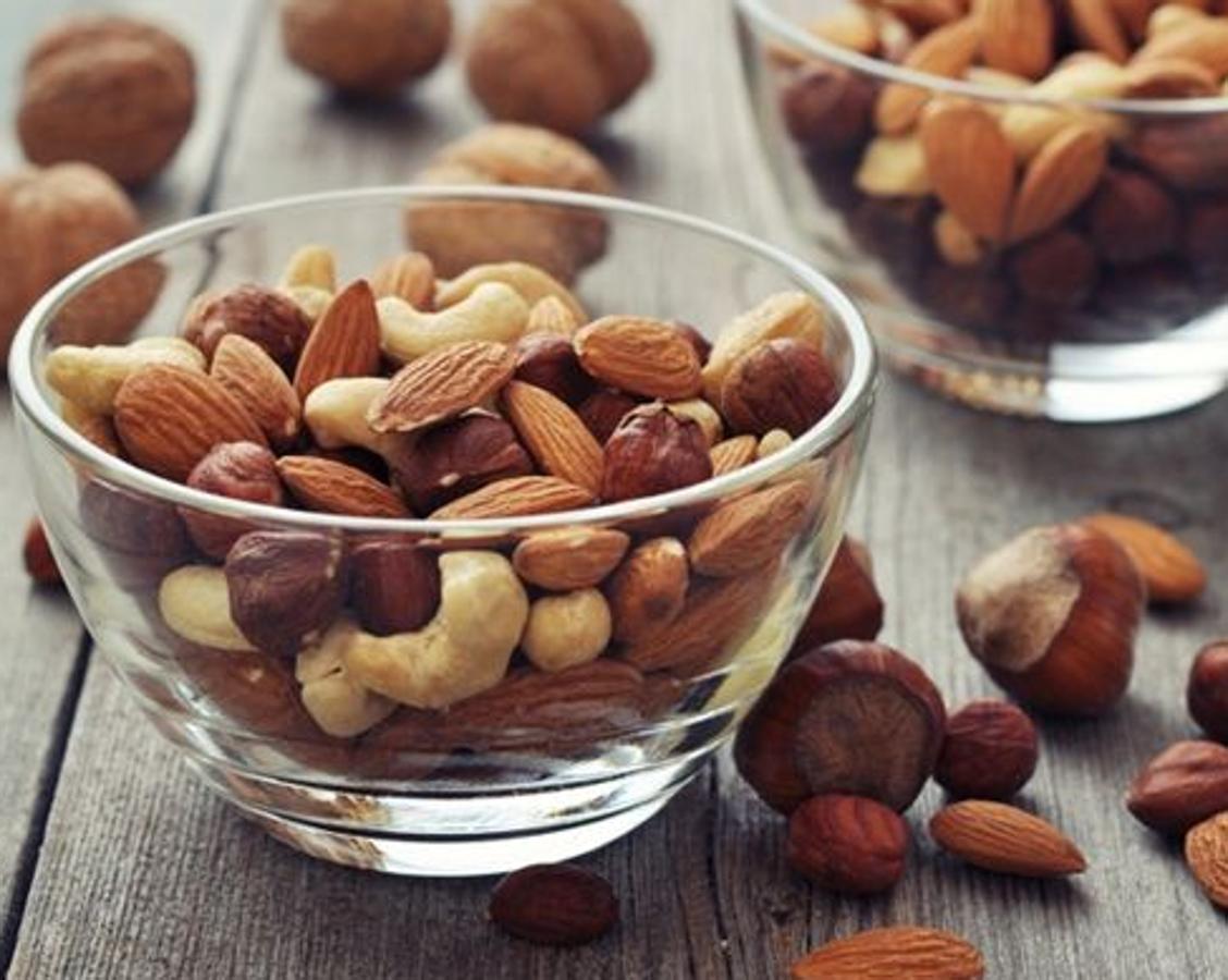 Los frutos secos tienen un alto contenido de grasas beneficiosas para el organismo, proteínas y otros compuestos como los polifenoles. Destacan las  avellanas  (495 mg por cada 100g), las  nueces  (280 mg por cada 100g) y las  almendras  (187 mg por cada 100g).