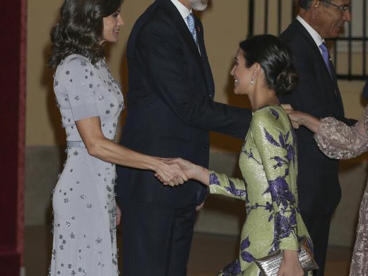 Fotos: Letizia repite un vestido que le hace tipazo para su duelo de estilo con Sassa de Osma