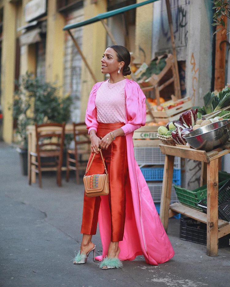 Lo cierto es que, antes del shock del catálogo de Zara, debíamos haber imaginado que la tendencia 'rosa-rojo' iba a colarse en nuestra primavera al ver este 'lookazo' de Paula Ordovás, que eligió un look tan arriesgado como maravilloso  de ROTATE Birger Christensen x Luisa Vía Roma  durante la Semana de la Moda de Milán. Y nosotras, si lo lleva MyPeepToes, lo queremos copiar...