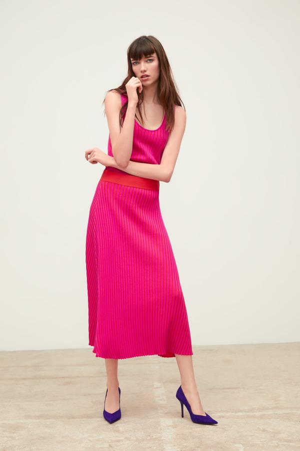 En este caso, el fucsia es el protagonista y el rojo entra en detalles como la cinturilla de la falda (25.95 euros). El top cuesta 15.95 euros.