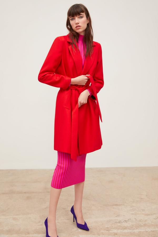 Otro look 'block color' potente de Zara, que combina abrigo rojo de entretiempo tipo batín (69.95 euros) con vestido midi de canalé en fucsia (29.95 euros).