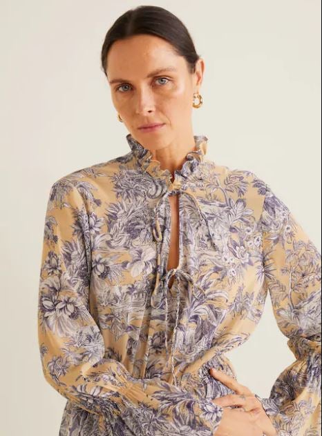 Las blusas con lazada sientan bien a todas la edades y además, está de moda entre las famosas e influencers. Esta de Mango con estampado floral queda perfecta. (29,99 euros).