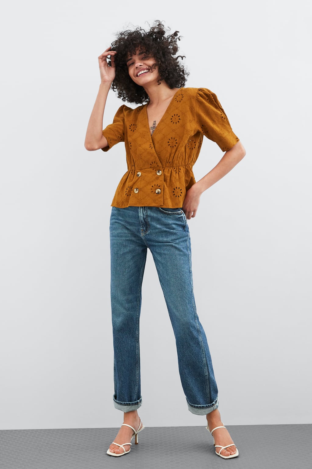 Blusa calada en tono marrón de Zara. (25,95 euros).
