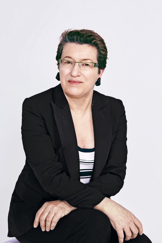 “Recuerdo el pasado 8M en Madrid, feliz de sumergirme en esa marea vibrante, alegre, furiosa, vital. Lo principal que hemos conseguido es que el feminismo se ha vuelto joven y masivo. Además, por fin, cada vez más hombres nos apoyan; se ve en las concentraciones de repulsa a los asesinatos machistas. Todas las reivindicaciones siguen vigentes, pero quizá la más nueva es la relativa a la violencia de baja intensidad: invisibilización, acoso sexual, en redes… Por eso, este año también saldré a la calle, con mi hija, de 24 años, y mi madre de 89”.