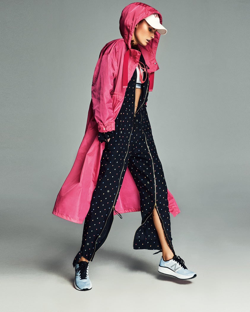 Cortavientos de Marella; mono de seda con cremalleras, de Stella McCartney; y top deportivo de DIM. Las gafas de sol son de Prada; la gorra, de Lacoste; y las zapatillas, de New Balance.