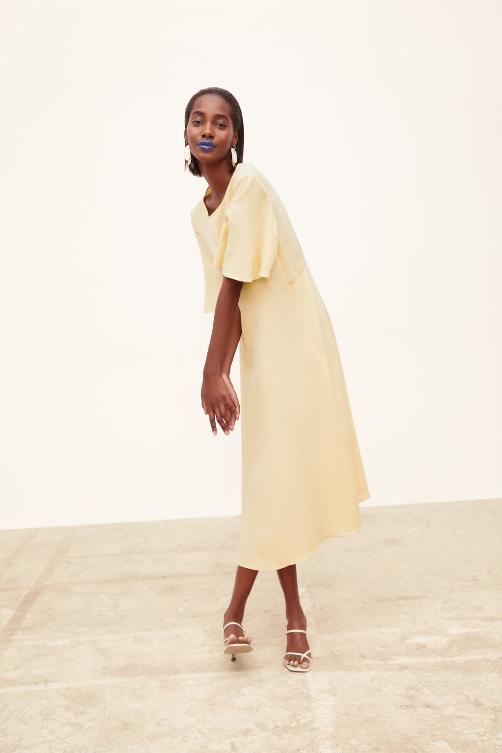 El lino es uno de los tejidos imprescindibles para soportar las altas temperaturas y en Zara ya se está dejando ver alguna prenda de este tipo. Vestido: 39,95 euros.