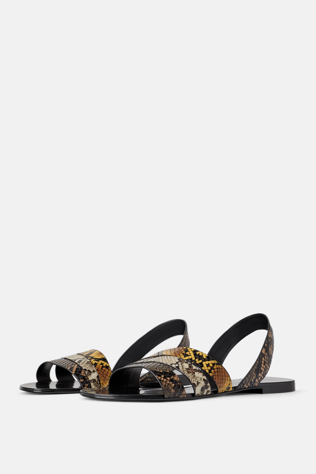 Las sandalias planas serán el must del verano. Triunfarán las de animal print como estas de Zara. (19,95 euros).