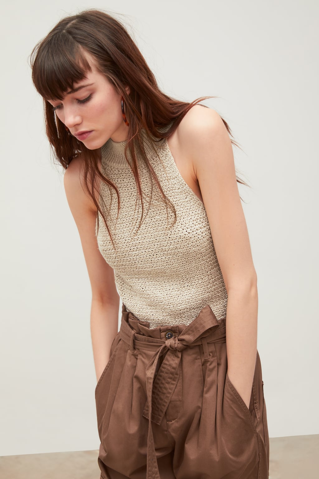 La firma de Amancio Ortega está plagada de tops de punto. Los hay de todos los colores y formas. Lo que nos indica que las expertas en moda van a tener (sí o sí) en su armario esta prenda . Este de cuello halter cuesta 17,95 euros.