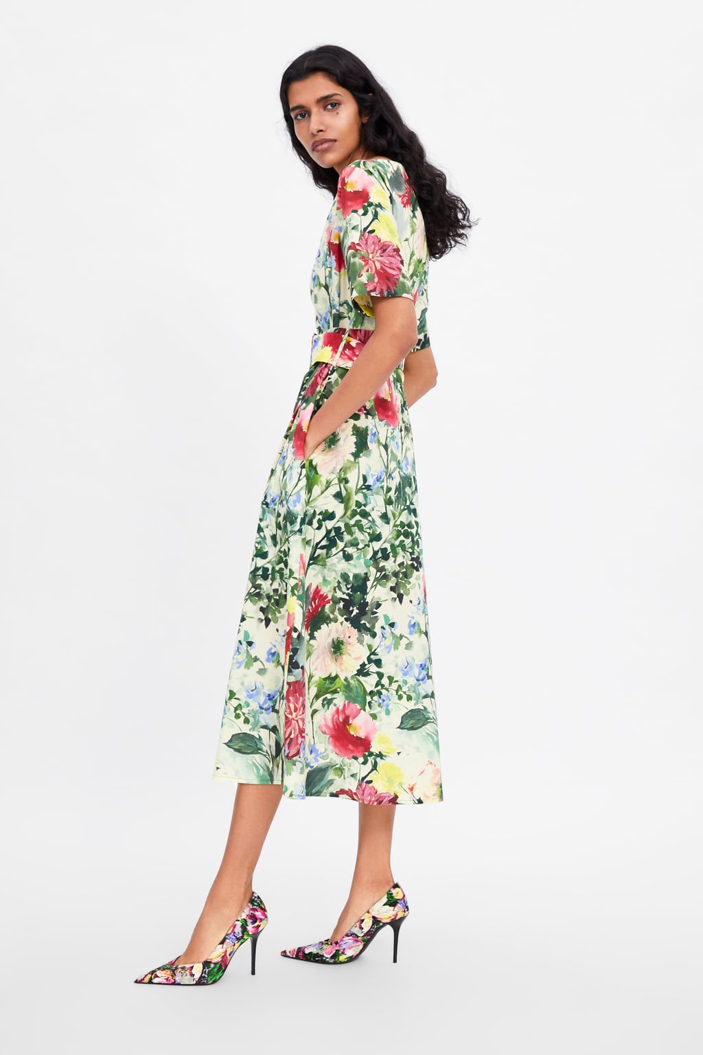 Sí, los estampados florales vuelven con la primavera y se alargarán hasta el verano. Además, de originales y alegres, estos vestidos son cómodos y frescos, perfectos para dar la bienvenida al buen tiempo con estilazo. (49,95 euros).