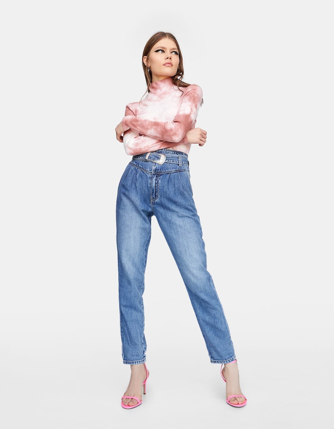 El pantalón paperbag fue la estrella de la temporada pasado y ahora se ha trasladado al vaquero. Ficha estos de Stradivarius porque sientan muy bien y podrían agotarse.