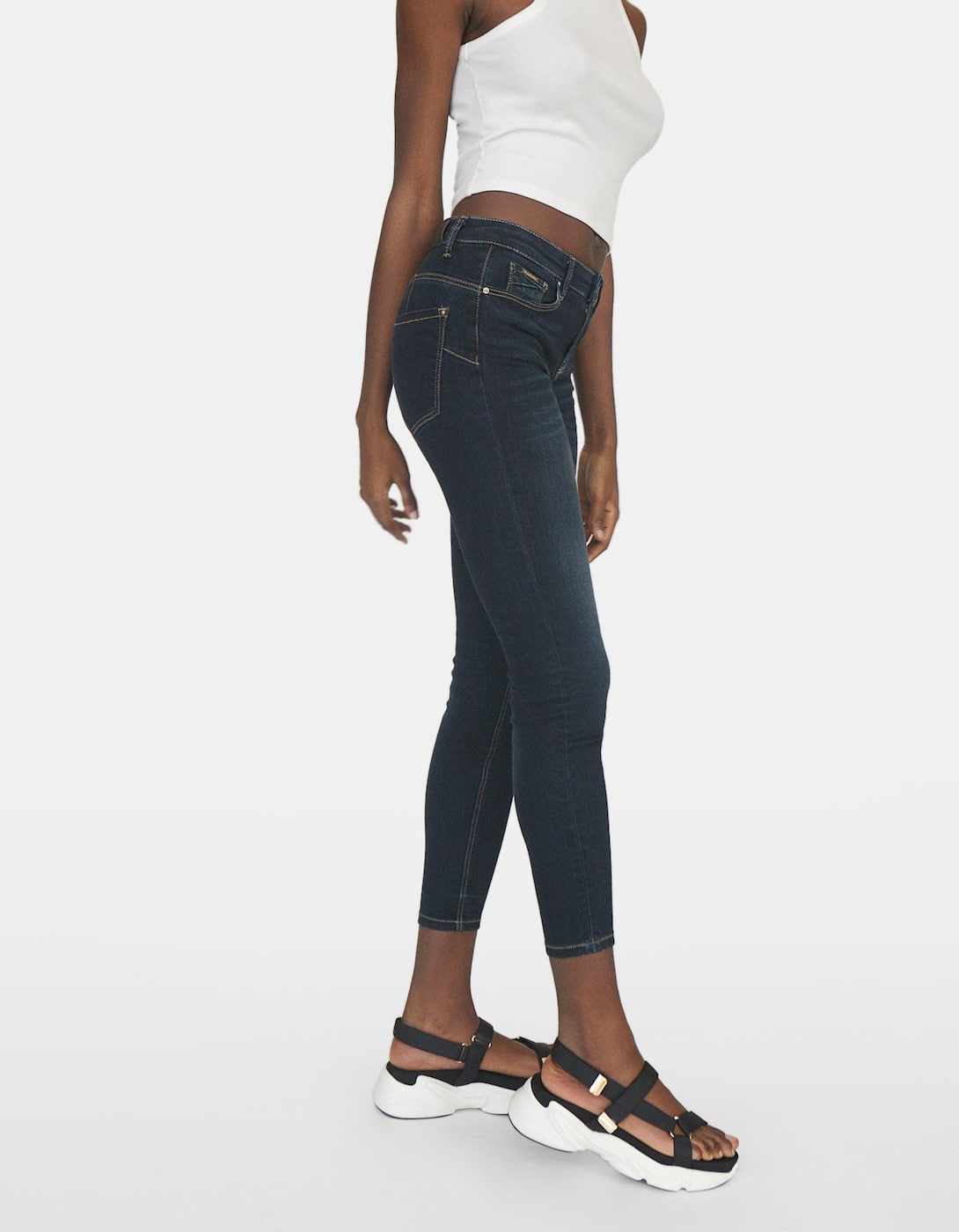 El truco mejor guardado de estos jeans en el push up que realza el trasero y estiliza las piernas. Disponible en Stradivarius en varios colores y tallas. (25,99 euros).