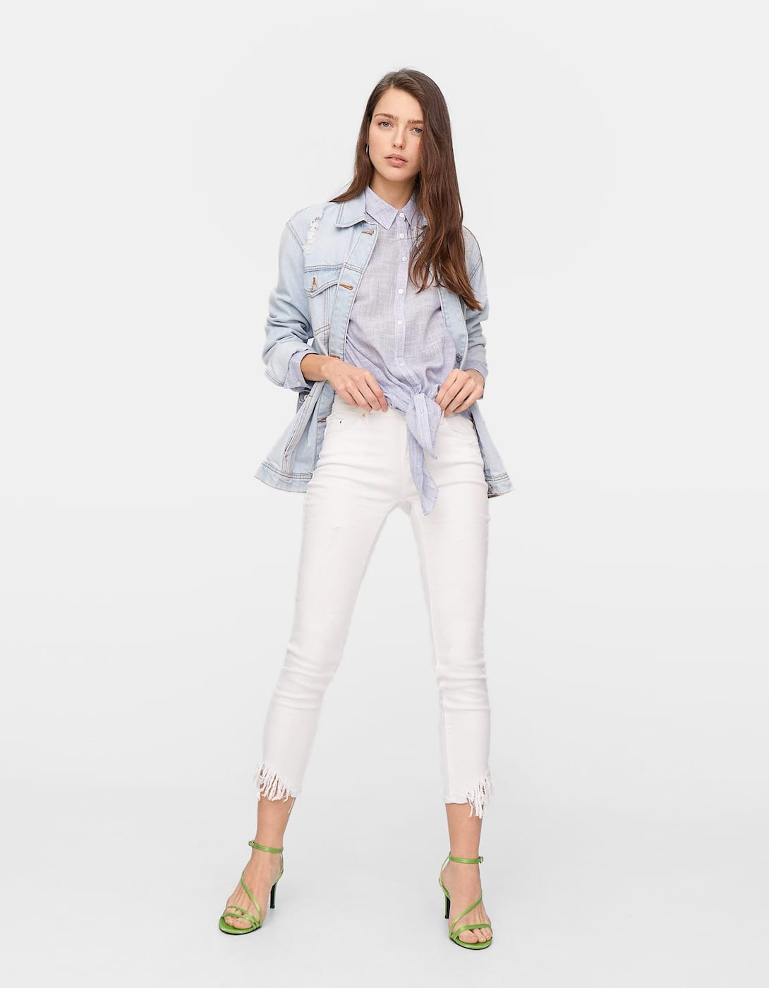 Estos jeans con flecos alargan las piernas dando una sensación de ganar altura, sobre todo si los combinas con unas sandalias que dejen los pies al descubierto. El tono blanco es perfecto para esta primavera. (19,99 euros).