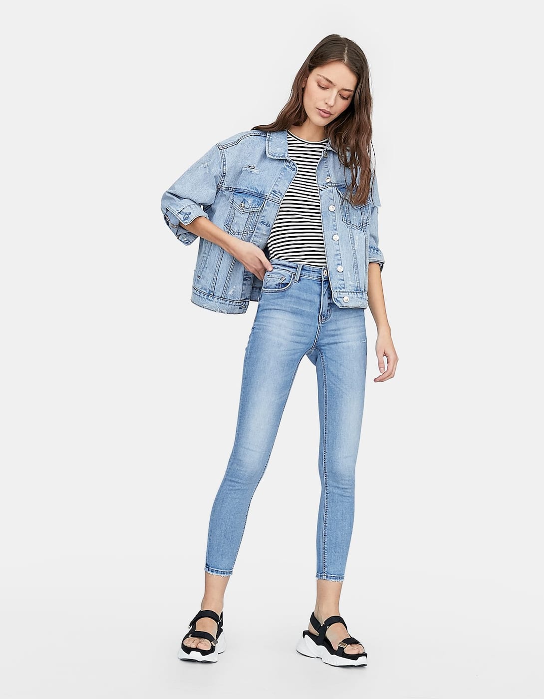 La siguiente versión son estos jeans skinny de Stradivarius que no son ni muy altos ni muy bajos, los favoritos de Paula Echevarría y los que mejor sientan con todo. (19,99 euros).