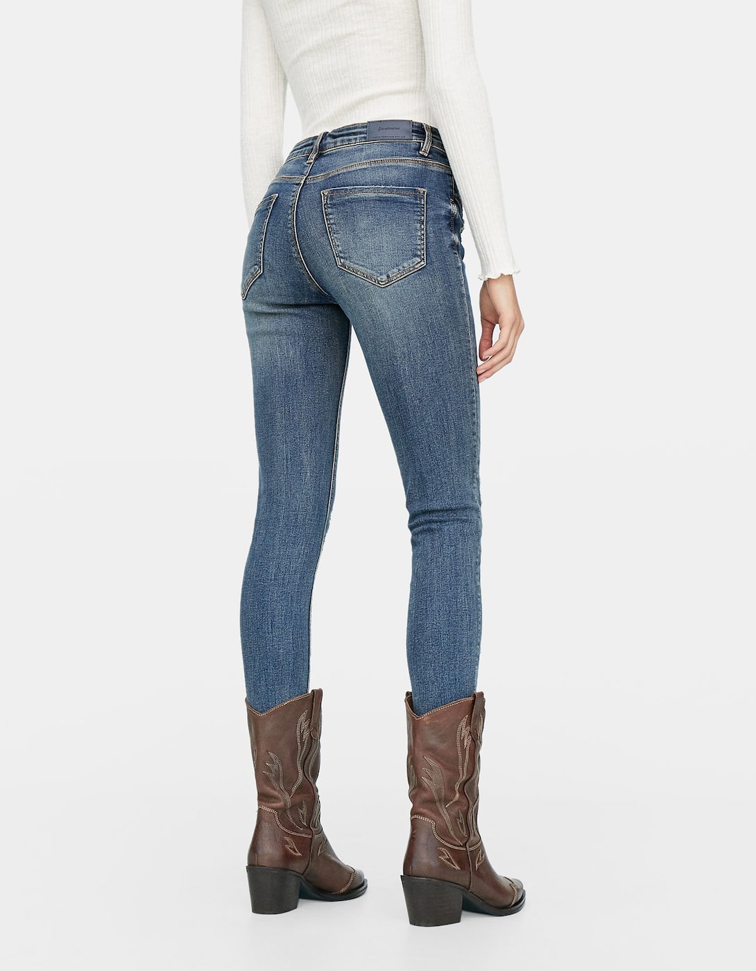Parece que los jeans de tiro bajo de los años 90 han vuelto. Y en Stradivarius puedes encontrarlos por 19,99 euros en varios tonos. Te diremos algo: son los que mejor culo hacen.