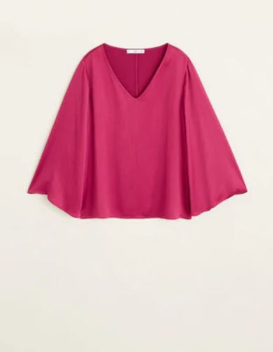 Blusa con las mangas anchas y escote pico de Mango. Perfecta para combinar con tus jeans favoritos. (39,99 euros).