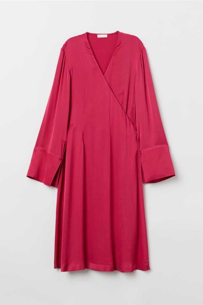 Vestido satinado y cruzado de H&M. (79,99 euros). Ideal para las ocasiones más especiales.