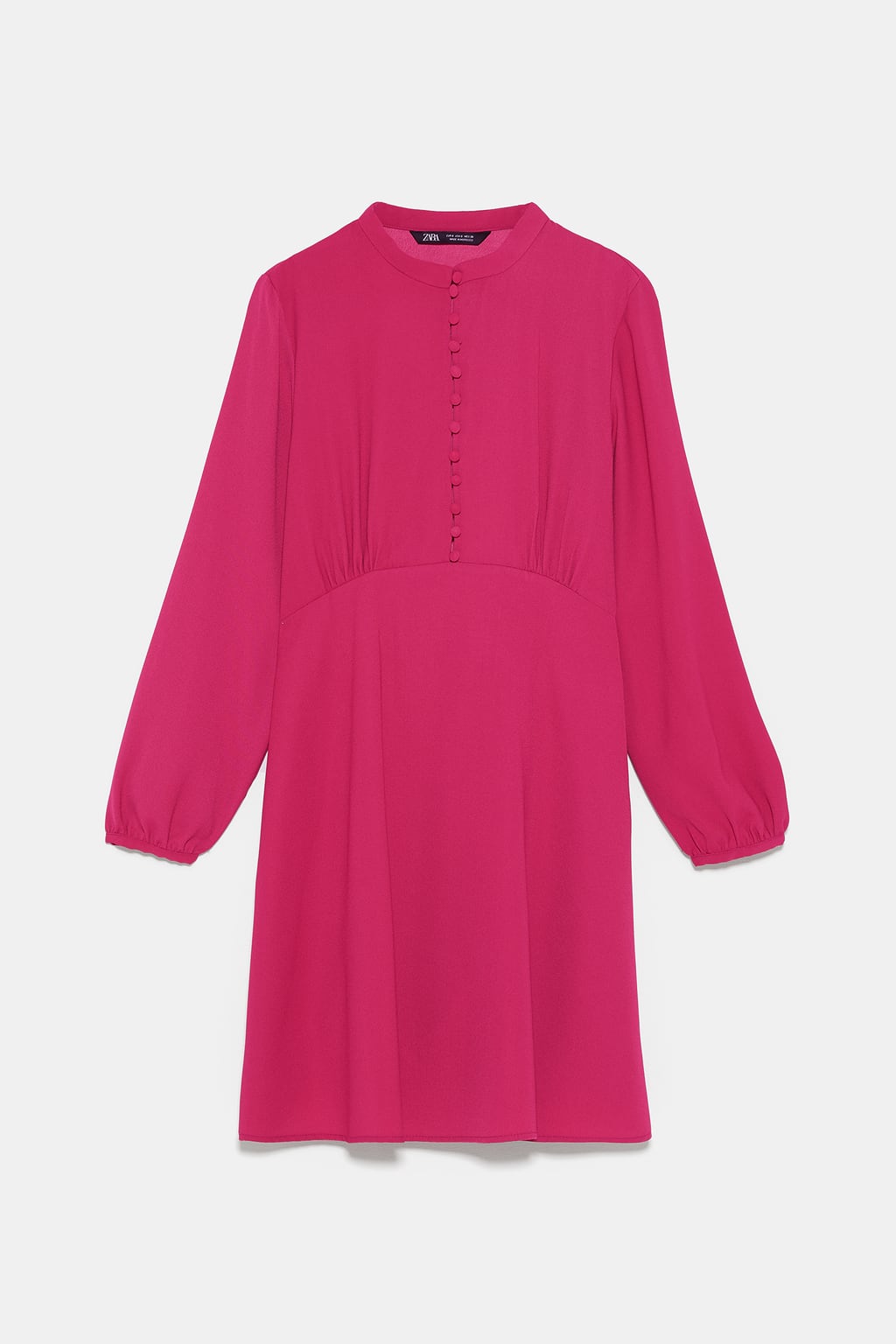 Vestido mini de Zara en tono fucsia inspirado en los años 60. (29,95 euros).