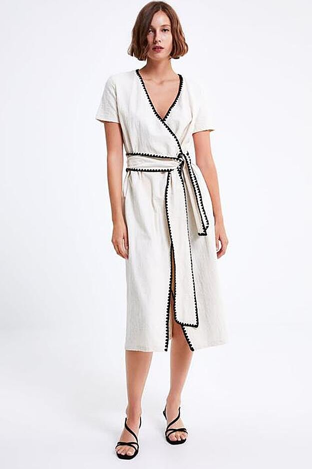 Vestido bordado y cruzado de Zara en tono crudo. (29,95 euros).