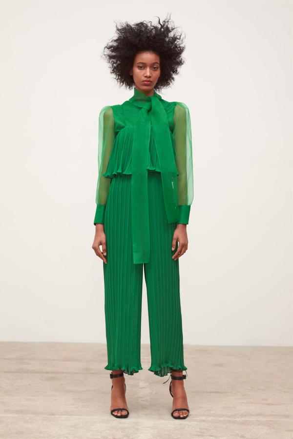 Mono fluido de escote recto con aplicación de volante y tirante fino en color verde, 39,95 euros.