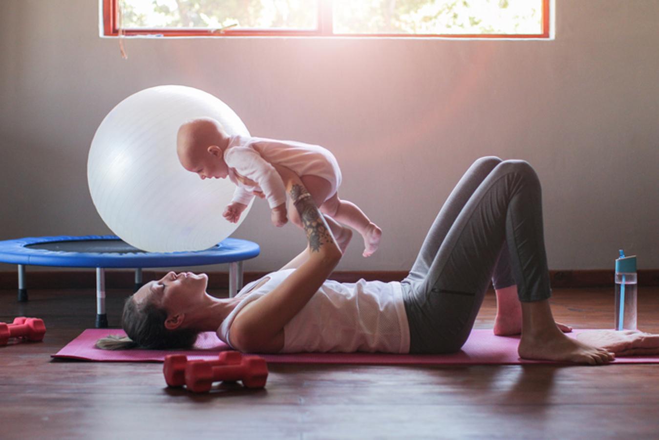 Tonificar los glúteos te permitirá dar  estabilidad a la pelvis  mientras recuperas la figura de una forma más rápida y evitas dolores lumbares. Túmbate boca arriba con las rodillas dobladas y coloca una pelota o toalla entre tus piernas para mantener una distancia en la que tus piernas queden bien alineadas con el cuerpo. Levanta la pelvis hasta la altura de los dorsales, por debajo de los omóplatos y ve bajando poco a poco mientras inspiras y sueltas aire. Repite el ejercicio durante  10 veces seguidas y hazlo tres veces diarias .