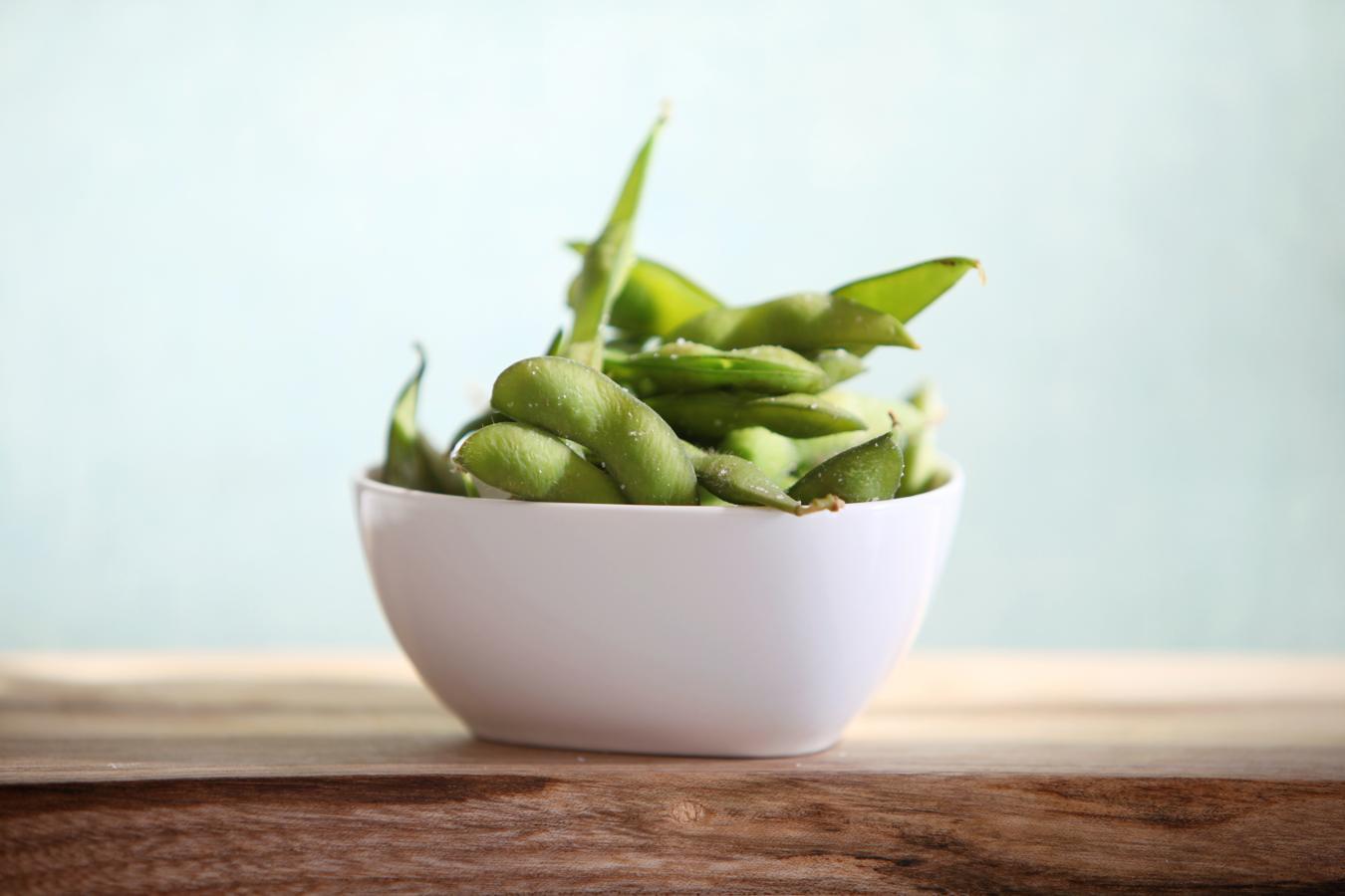 Edamame, o soja fresca, es un alimento rico en isoflavonas, tienen propiedades antiinflamatorias, antioxidantes, anticancerígenas y antimicrobianas. Estas propiedades ayudan a regular la respuesta inflamatoria del cuerpo, disminuir el envejecimiento celular, combatir los microbios y, según se informa, proteger contra ciertos tipos de cáncer. El edamame es rico en dos tipos de isoflavonas, en particular: genisteína y daidzeína.