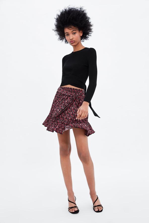 Falda mini con estampado floral, plisada, con cinturón a juego y volante en el bajo, 19,95 euros.