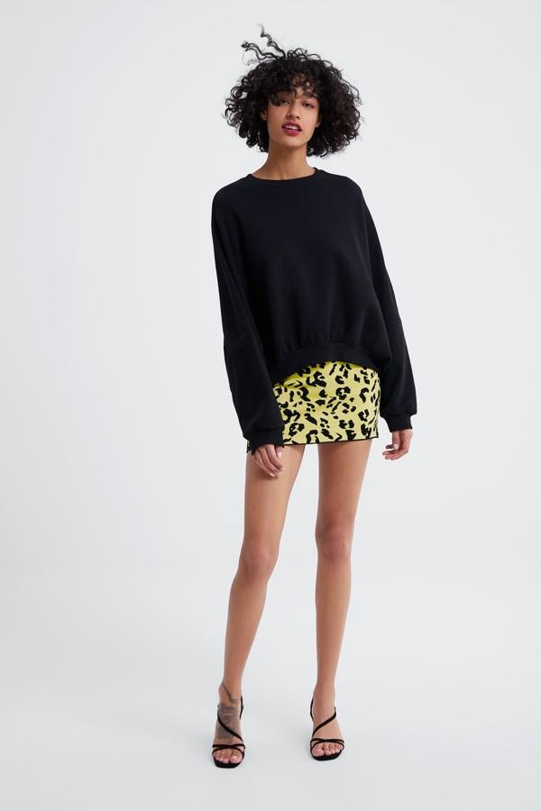Falda de punto con estampado animal en color amarillo y cintura elástica, 19,95 euros.